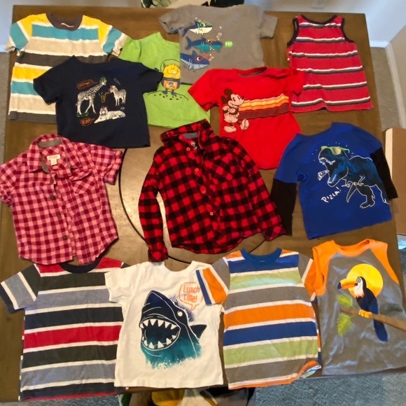 LOT BOYS CLOTHES 34 PIECES - Picture 4 of 7